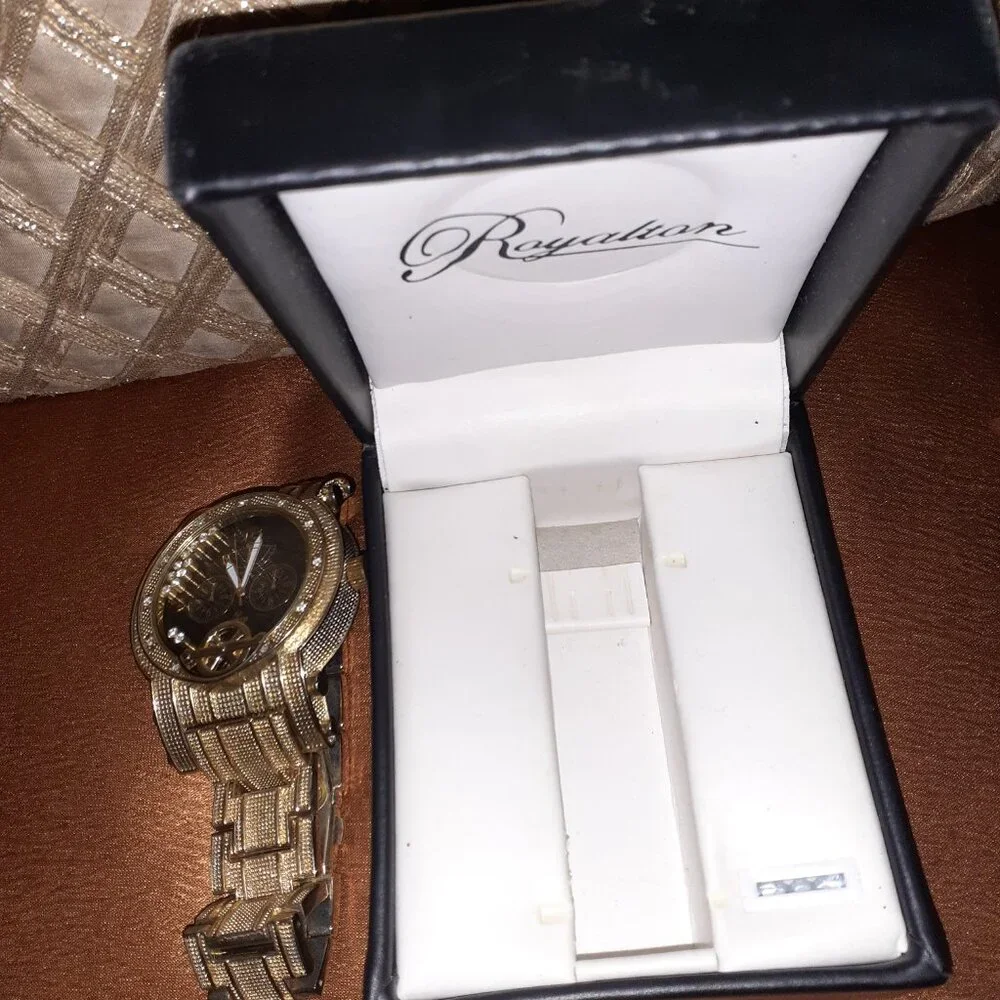 👤 VINTAGE DAIMOND INCLOSED ROYALTON WATCH ( NEEDS NEW BATTERY ) -    $30 - Picture 10 of 12